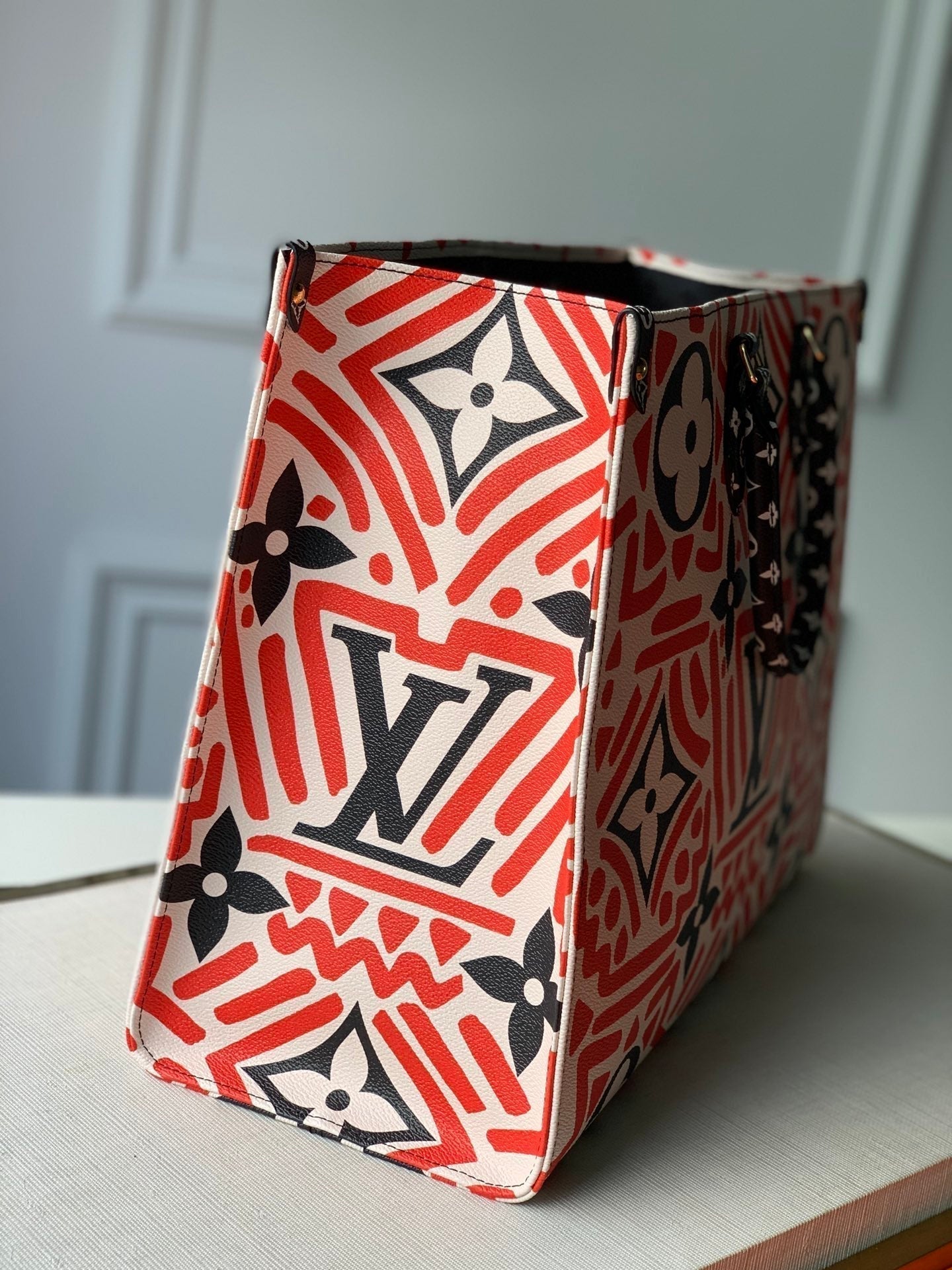 LV CRAFTY ONTHEGO GM CRÈME ET MONOGRAMME ROUGE TOILE GÉANTE