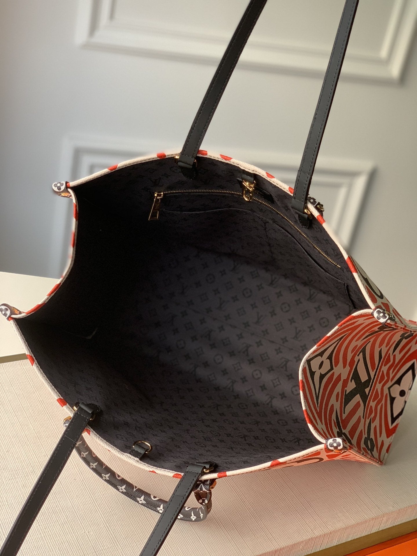 LV CRAFTY ONTHEGO GM CRÈME ET MONOGRAMME ROUGE TOILE GÉANTE