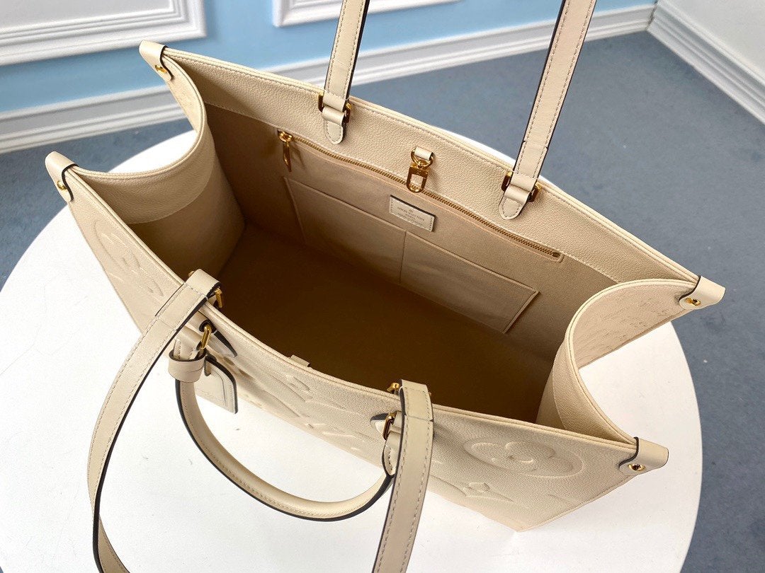 ONTHEGO GM 41 CRÈME MONOGRAMME EMPREINTE TOILE GÉANTE