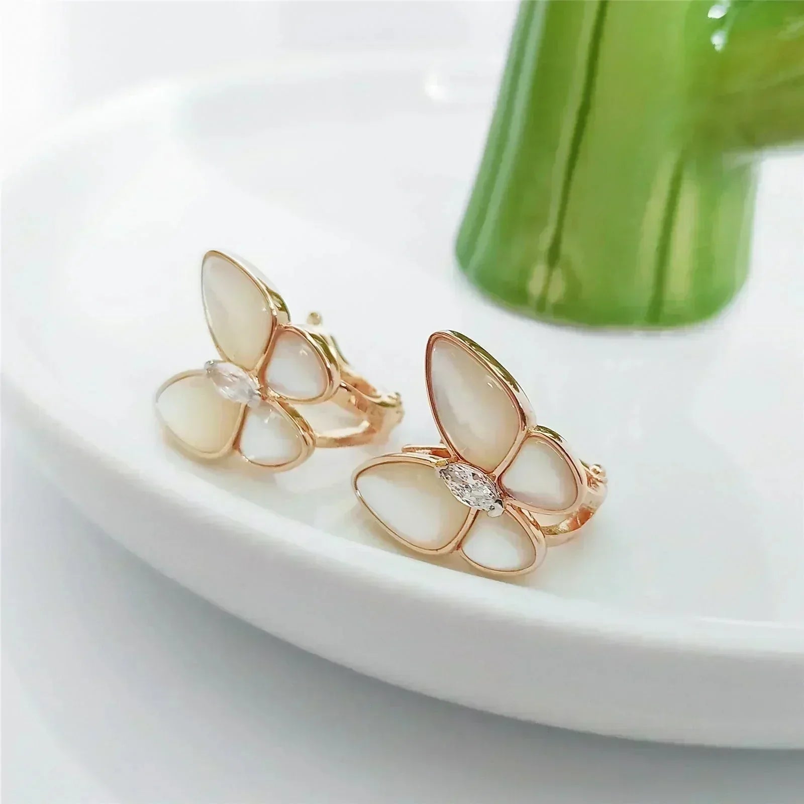 [Shinejoy]BUTTERFLY MOP DIAMOND EARRINGS