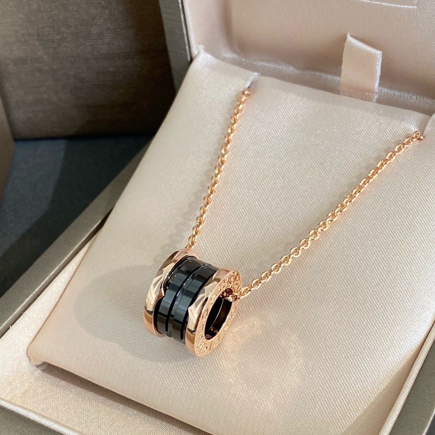 [Shinejoy]ZERO 1 BLACK CERAMIC PINK GOLD NECKLACE