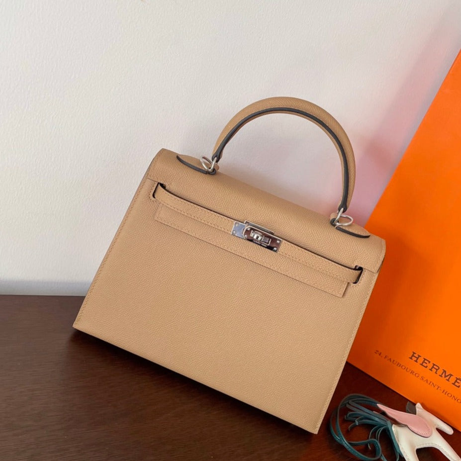 HM KELLY 25CM CUIR EPSOM BEIGE FERMOIR ARGENTÉ