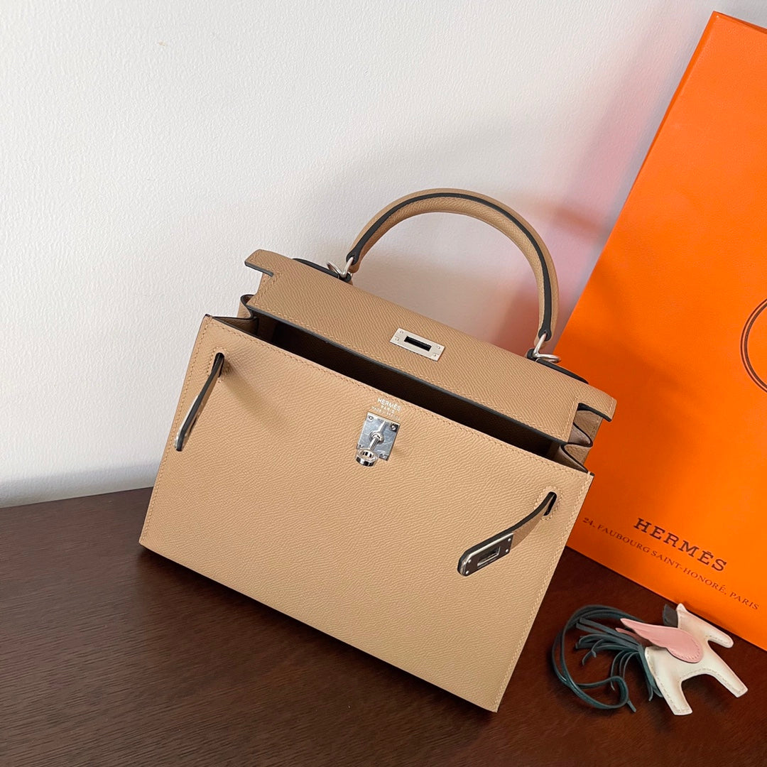 HM KELLY 25CM CUIR EPSOM BEIGE FERMOIR ARGENTÉ