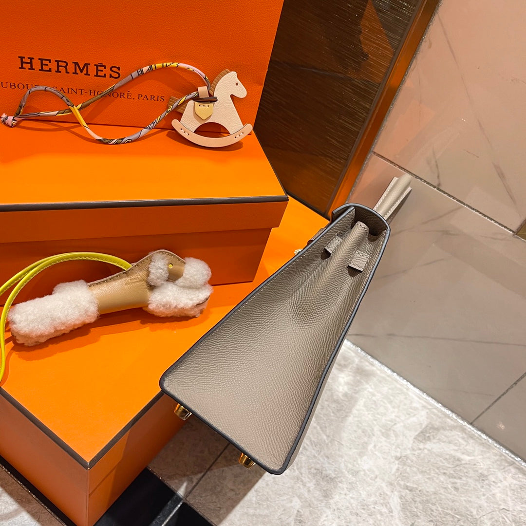 HM KELLY 25CM CUIR EPSOM GRIS FERMOIR DORÉ