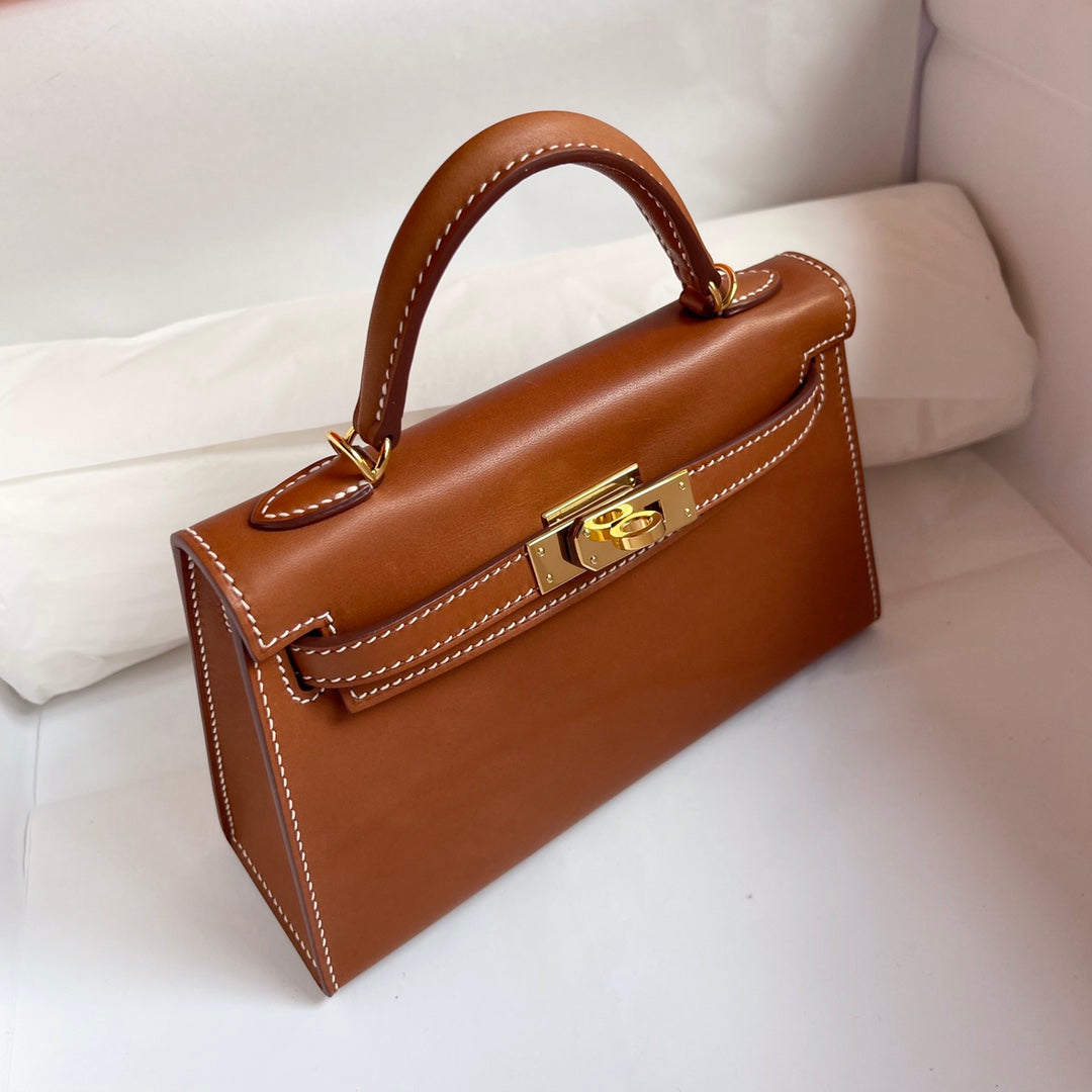 SELLE HM KELLY 19CM EN CUIR DORÉ AVEC BOUCLIERS DORÉS