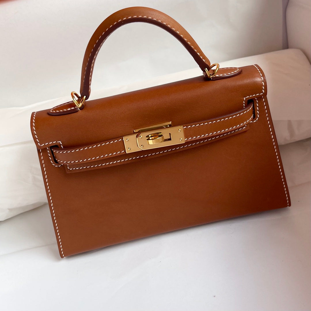 SELLE HM KELLY 19CM EN CUIR DORÉ AVEC BOUCLIERS DORÉS