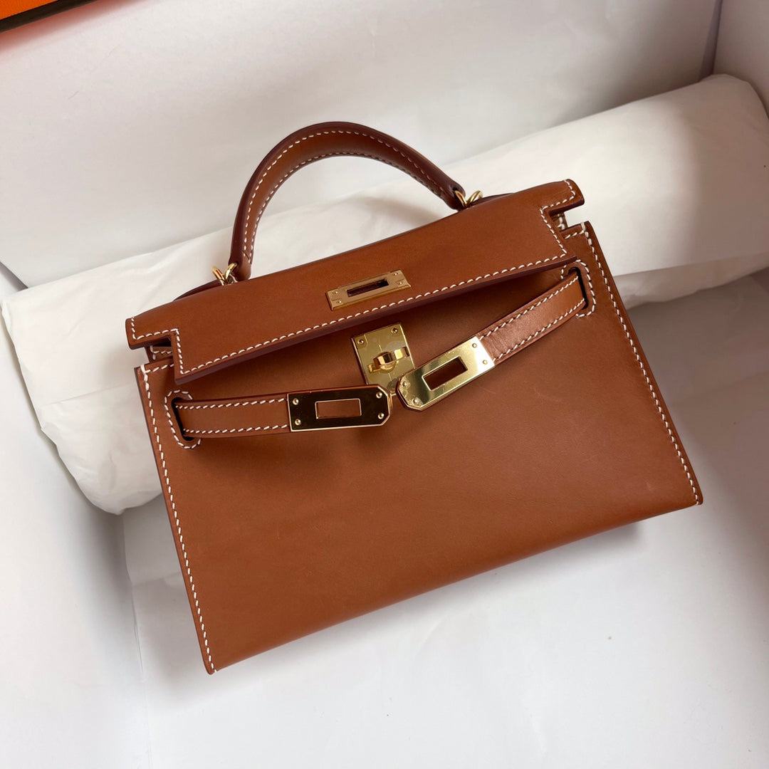 SELLE HM KELLY 19CM EN CUIR DORÉ AVEC BOUCLIERS DORÉS