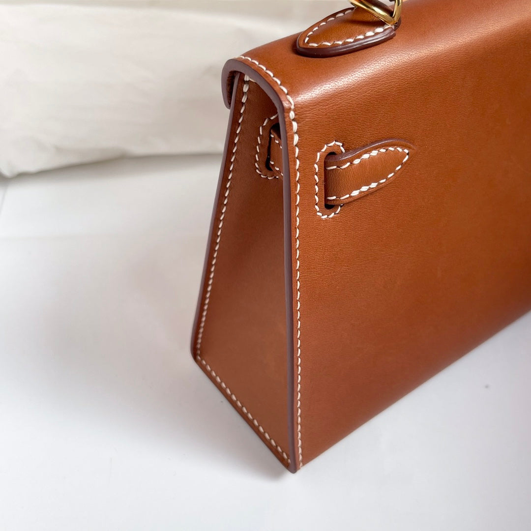 SELLE HM KELLY 19CM EN CUIR DORÉ AVEC BOUCLIERS DORÉS