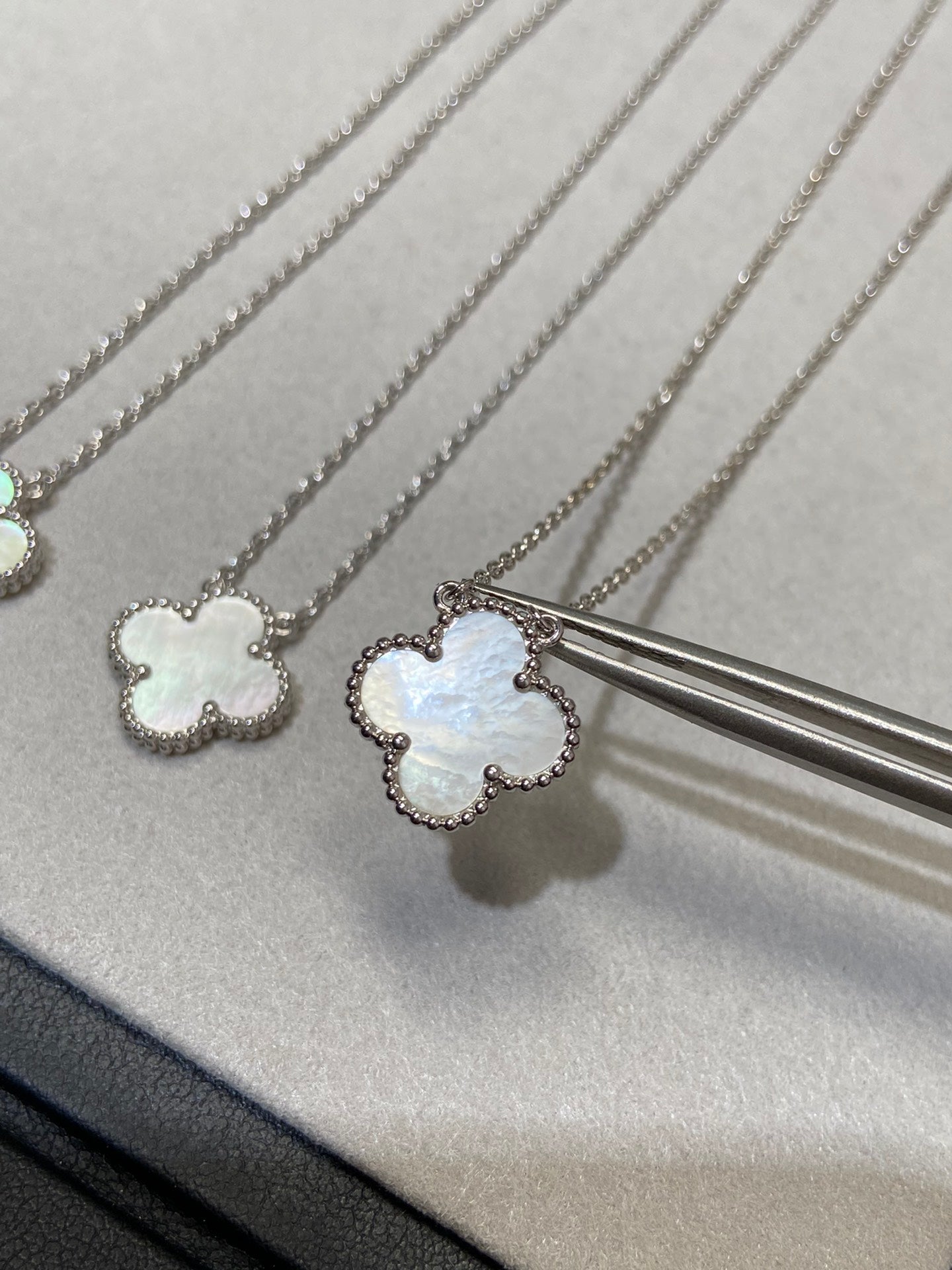 [Shinejoy]CLOVER MEDIUM SILVER WHITE MOP NECKLACE