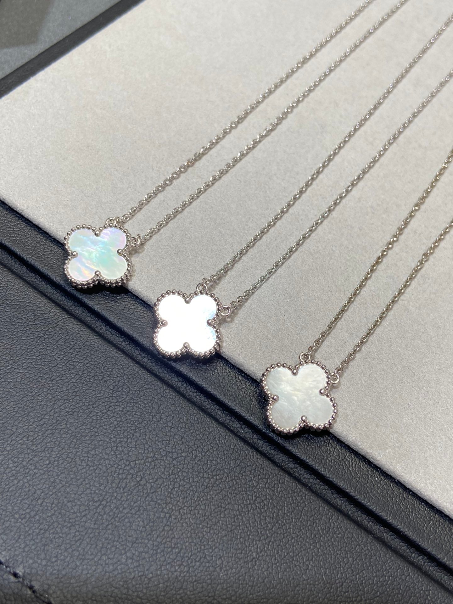 [Shinejoy]CLOVER MEDIUM SILVER WHITE MOP NECKLACE