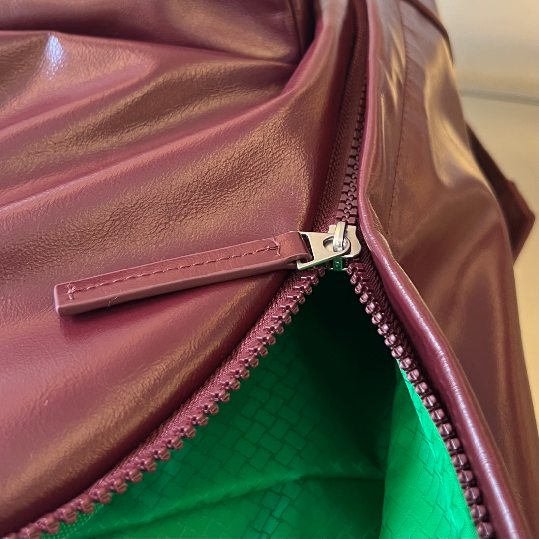 ミディアム アーキタイプ 46 バローロ ラムスキン バックパック