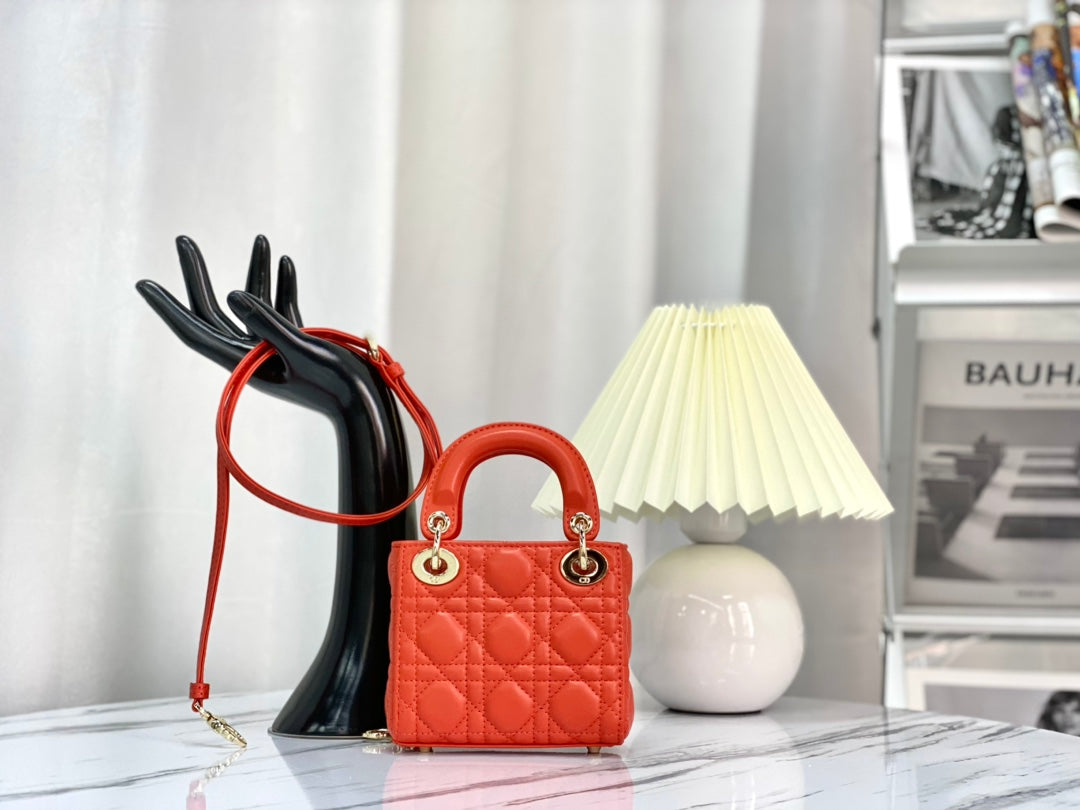 スカーレットレッドラムスキンのマイクロレディ12バッグ