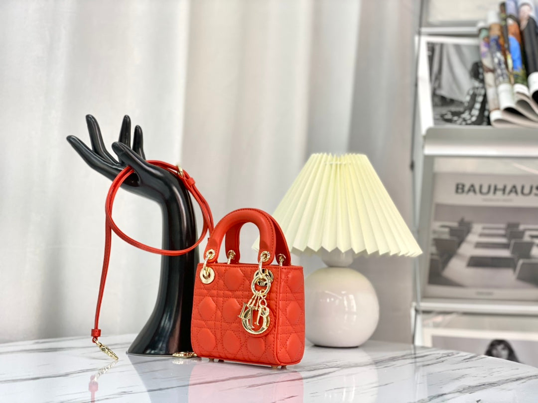 スカーレットレッドラムスキンのマイクロレディ12バッグ