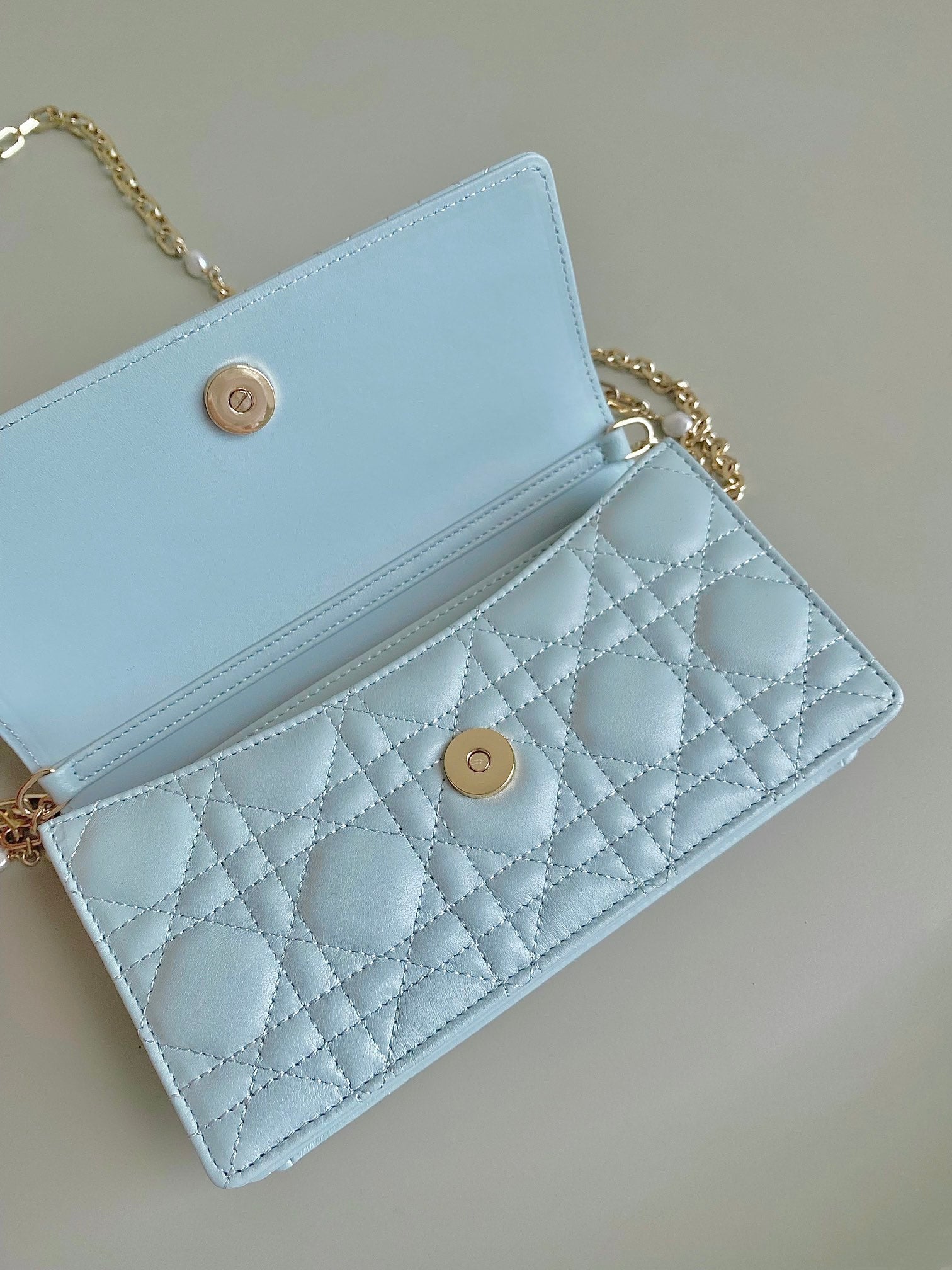 レディ21 ライトブルーラムスキンチェーンバッグ