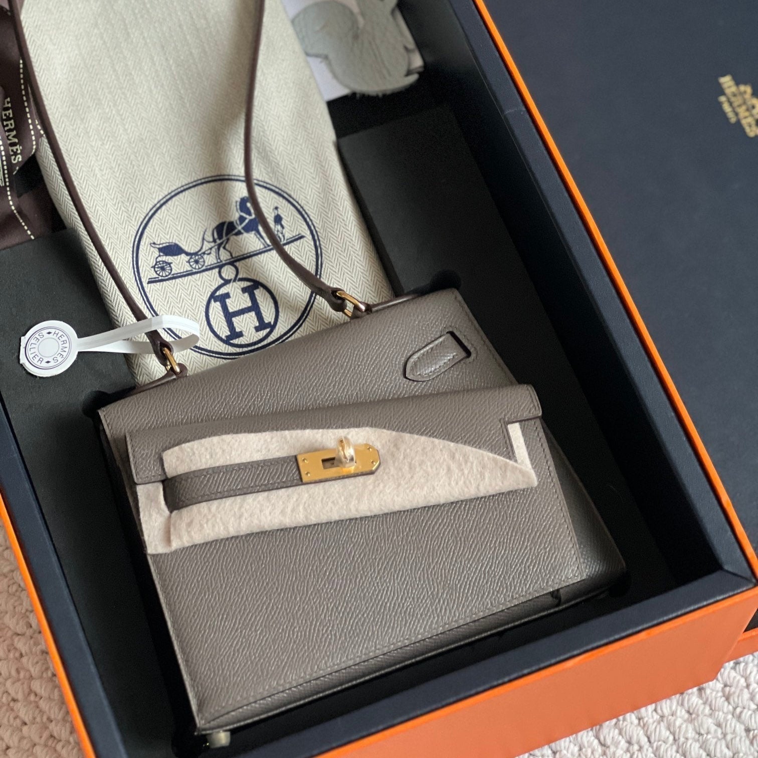 Sac Kelly Desordre 20 pouces en cuir Epsom marron moyen avec accessoires dorés