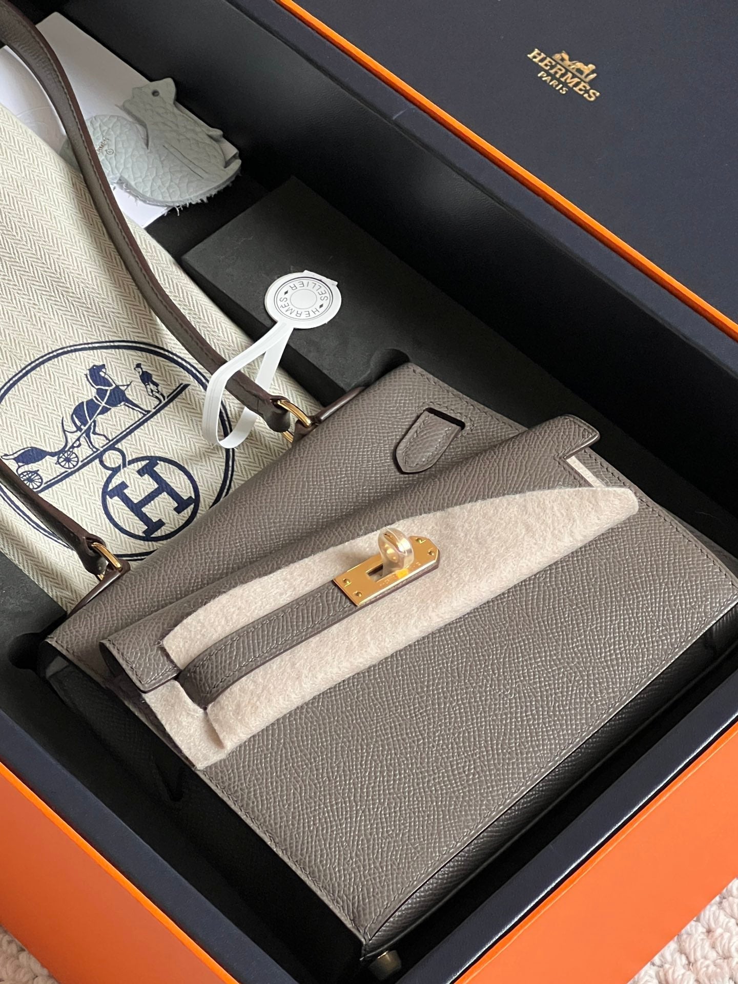 Sac Kelly Desordre 20 pouces en cuir Epsom marron moyen avec accessoires dorés