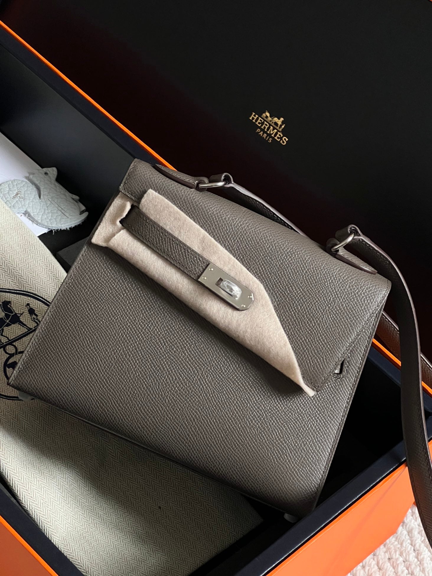 Sac Kelly Desordre 20 en cuir Epsom marron wengé avec quincaillerie argentée