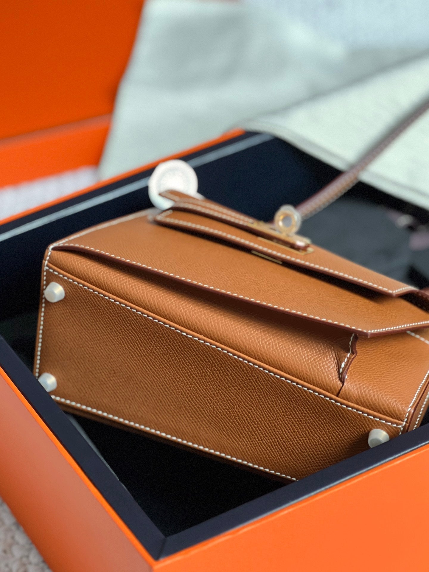 Sac Kelly Desordre 20 en cuir Epsom marron bronze avec accessoires dorés