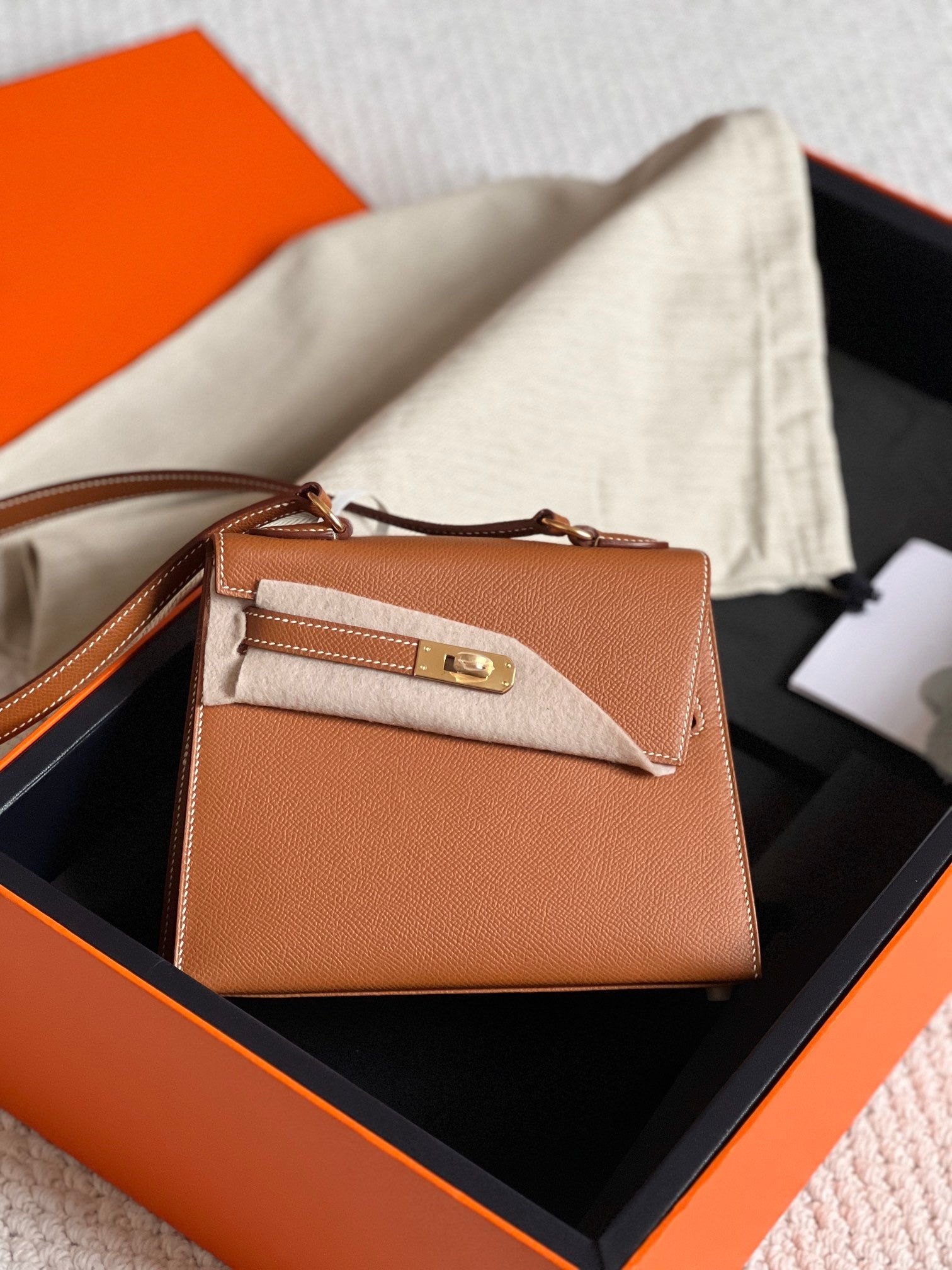 Sac Kelly Desordre 20 en cuir Epsom marron bronze avec accessoires dorés