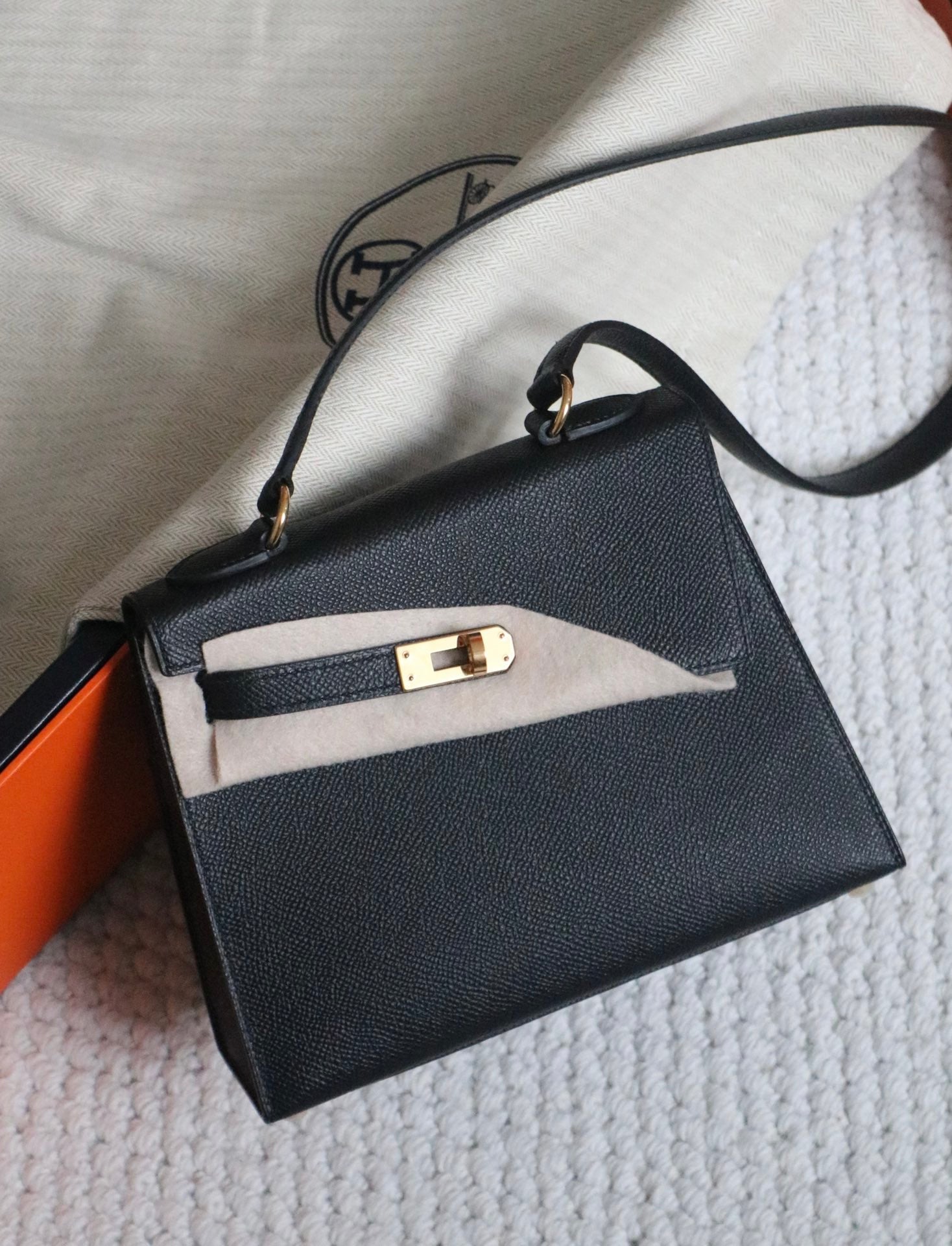 Sac Kelly Desordre 20 en cuir Epsom noir avec accessoires dorés