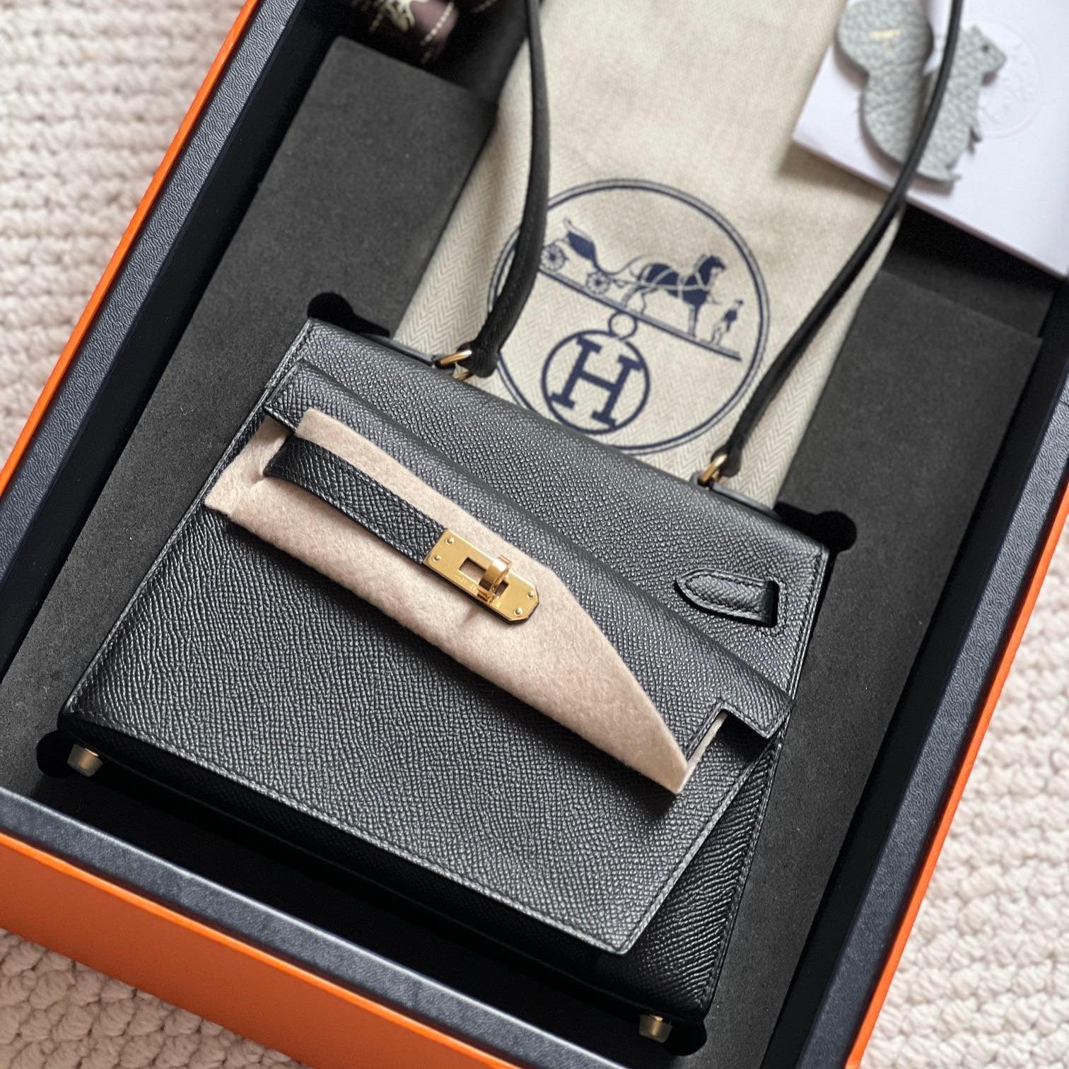 Sac Kelly Desordre 20 en cuir Epsom noir avec accessoires dorés