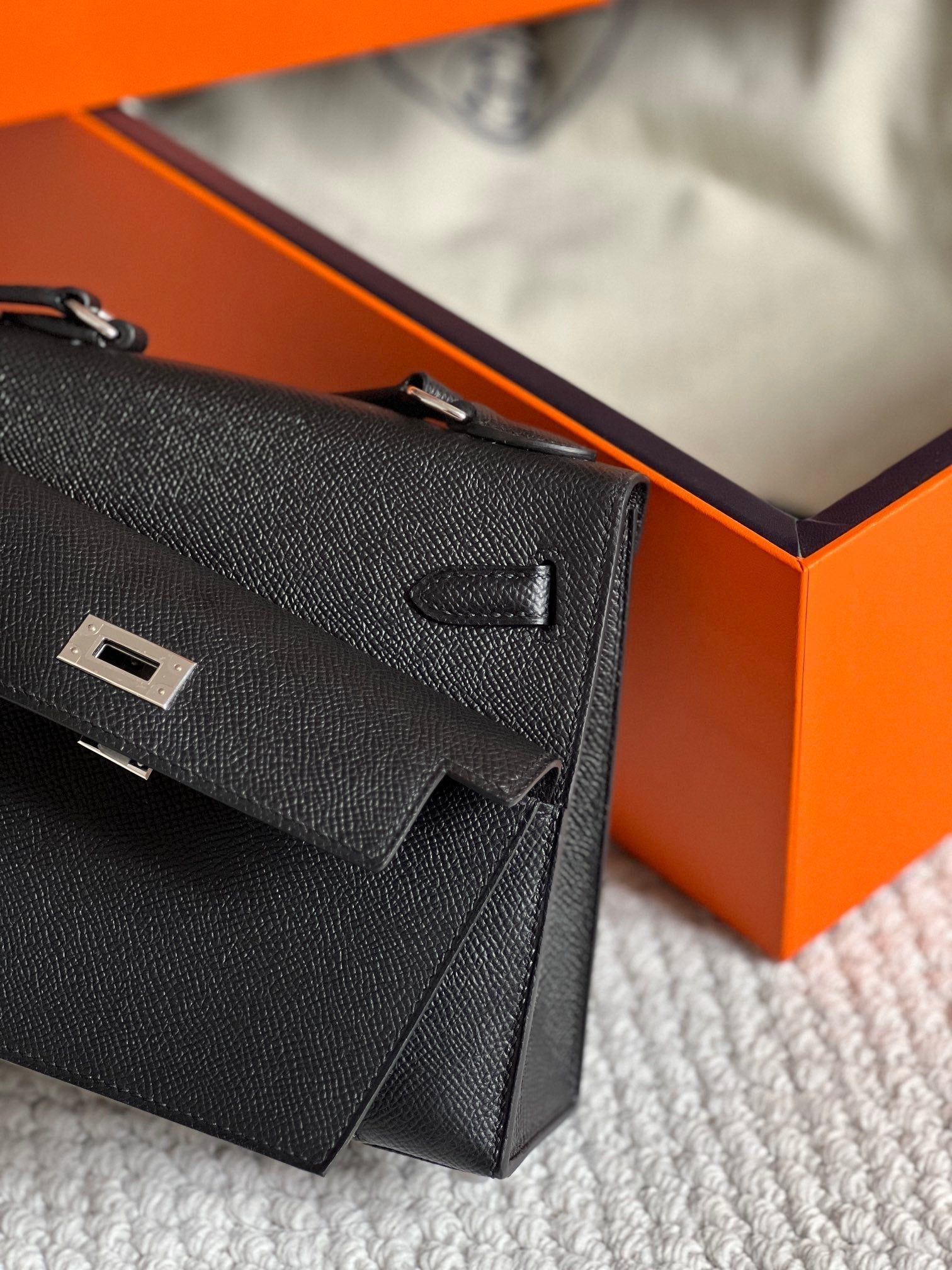 Sac Kelly Desordre 20 en cuir Epsom noir avec accessoires argentés