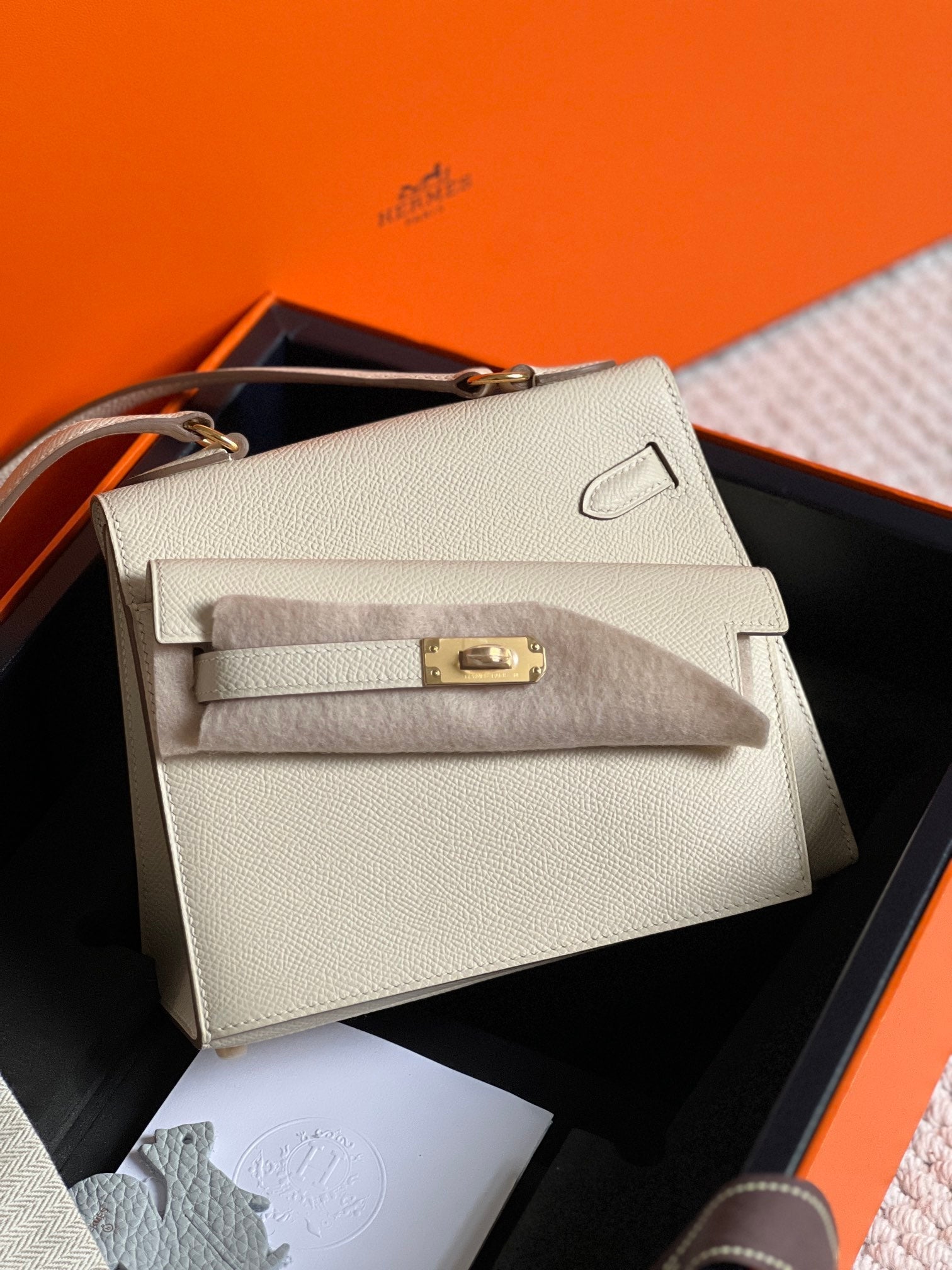 Sac Kelly Desordre 20 en cuir Epsom blanc avec accessoires dorés