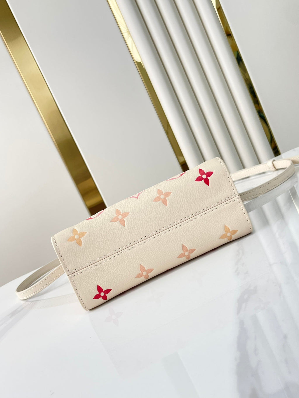 ONTHEGO BB 18 EN CUIR MONOGRAMME EMPREINTE SUNRISE AQUARELLE