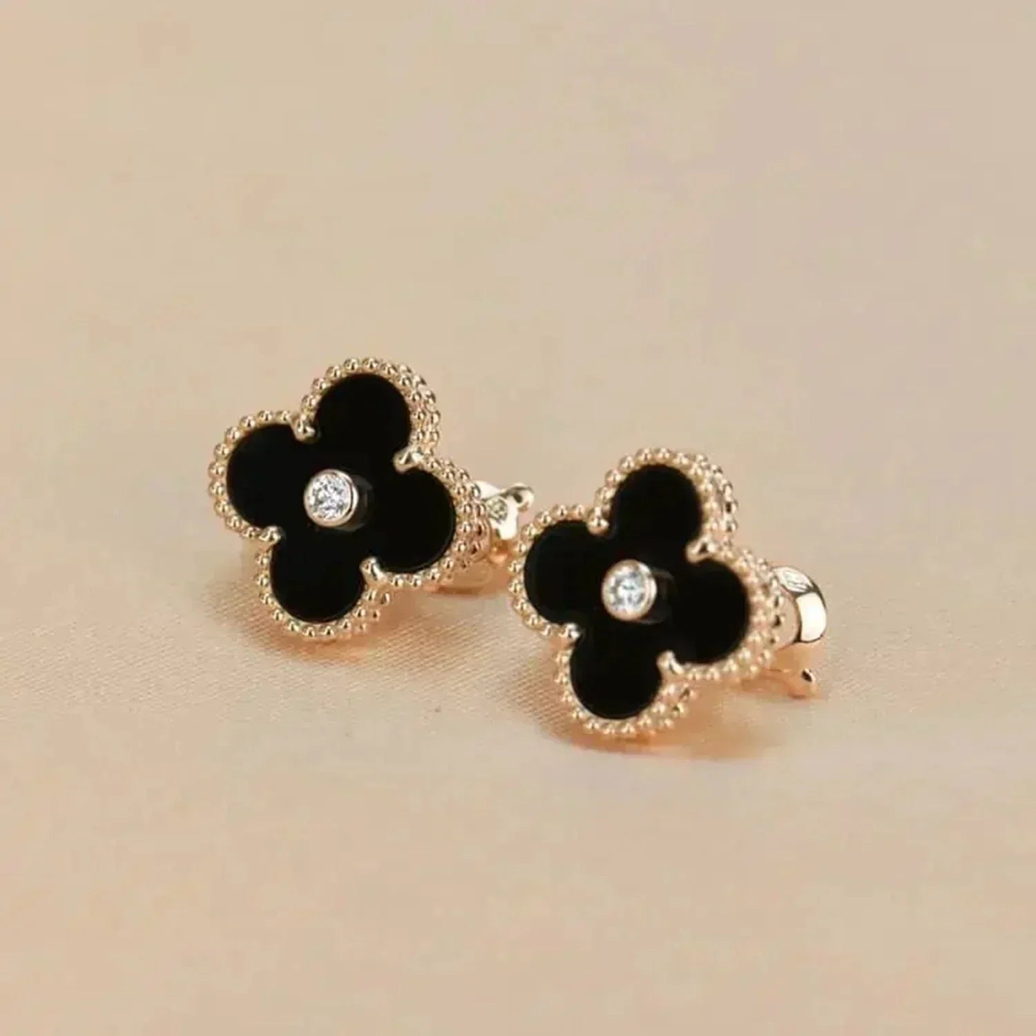 [Shinejoy]CLOVER MEDIUM 1 MOTIFS ONYX DIAMOND EARRINGS