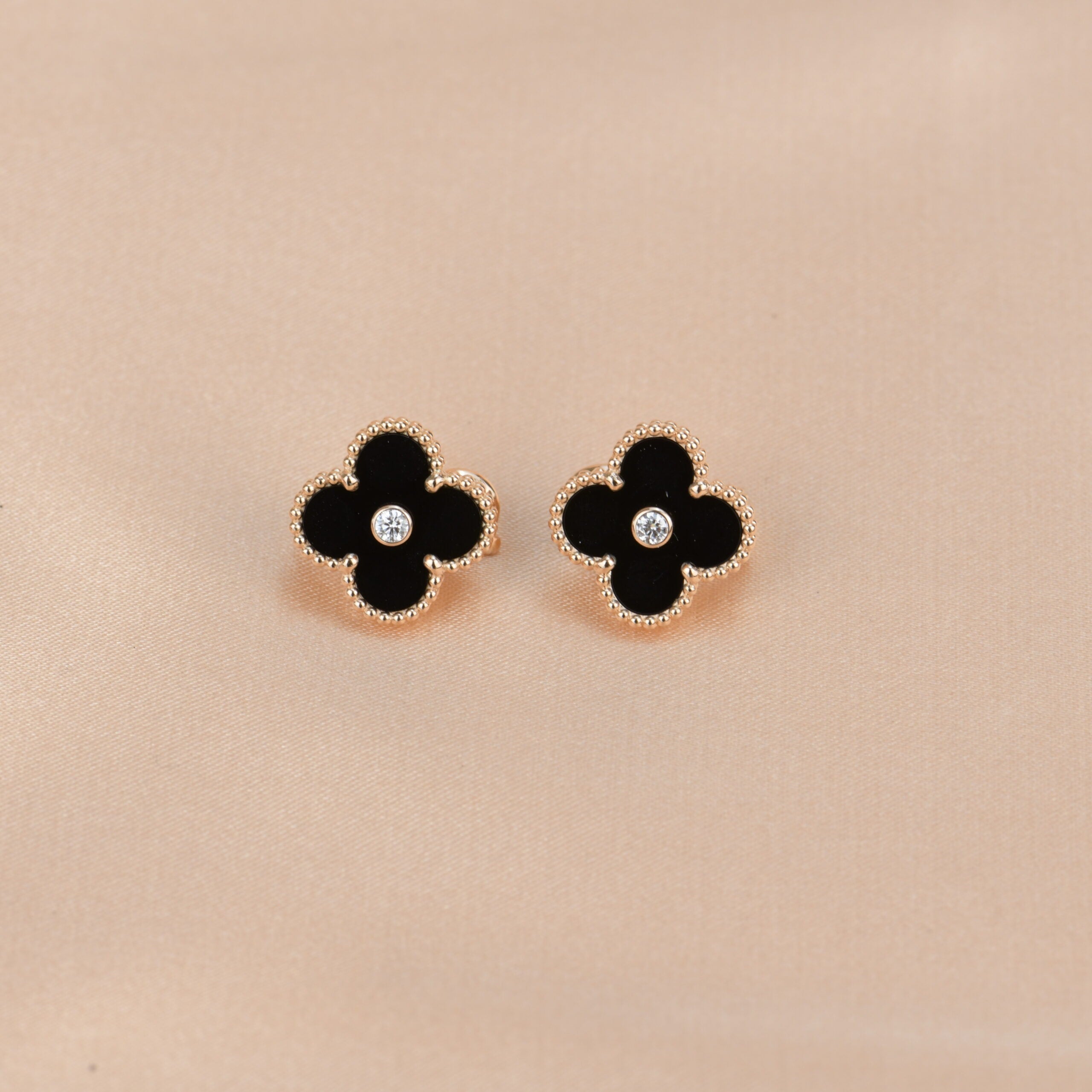 [Shinejoy]CLOVER MEDIUM 1 MOTIFS ONYX DIAMOND EARRINGS