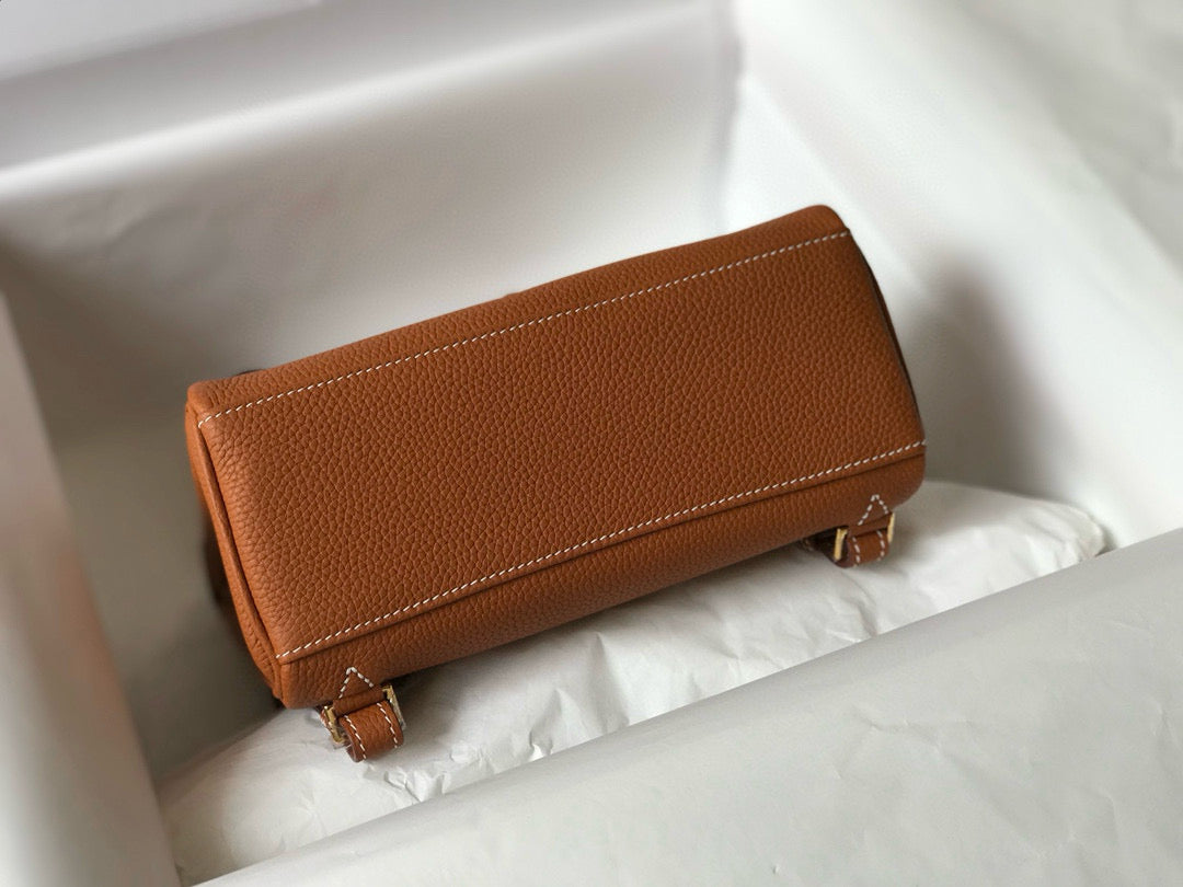 SAC À DOS KELLY ADO 22 TOGO EN CUIR DE VEAU MARRON AVEC FERMETURES DORÉES