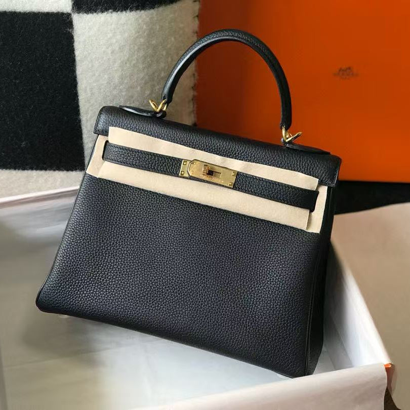 SAC KELLY HM 28 EN CUIR TOGO NOIR AVEC FERMETURE DORÉE