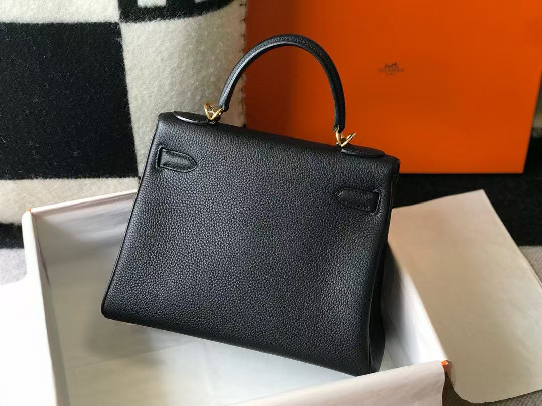 SAC KELLY HM 28 EN CUIR TOGO NOIR AVEC FERMETURE DORÉE