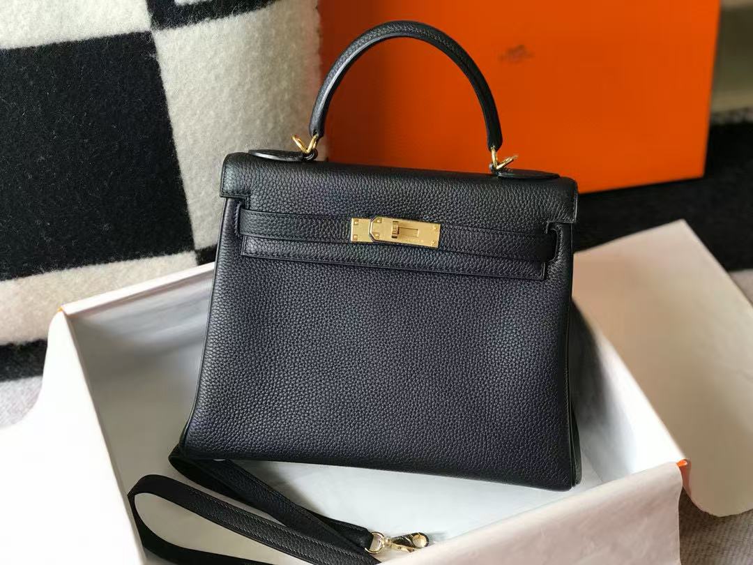SAC KELLY HM 28 EN CUIR TOGO NOIR AVEC FERMETURE DORÉE