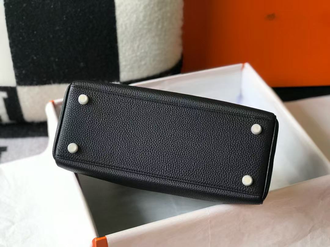 SAC KELLY HM 28 EN CUIR TOGO NOIR AVEC FERMETURE DORÉE