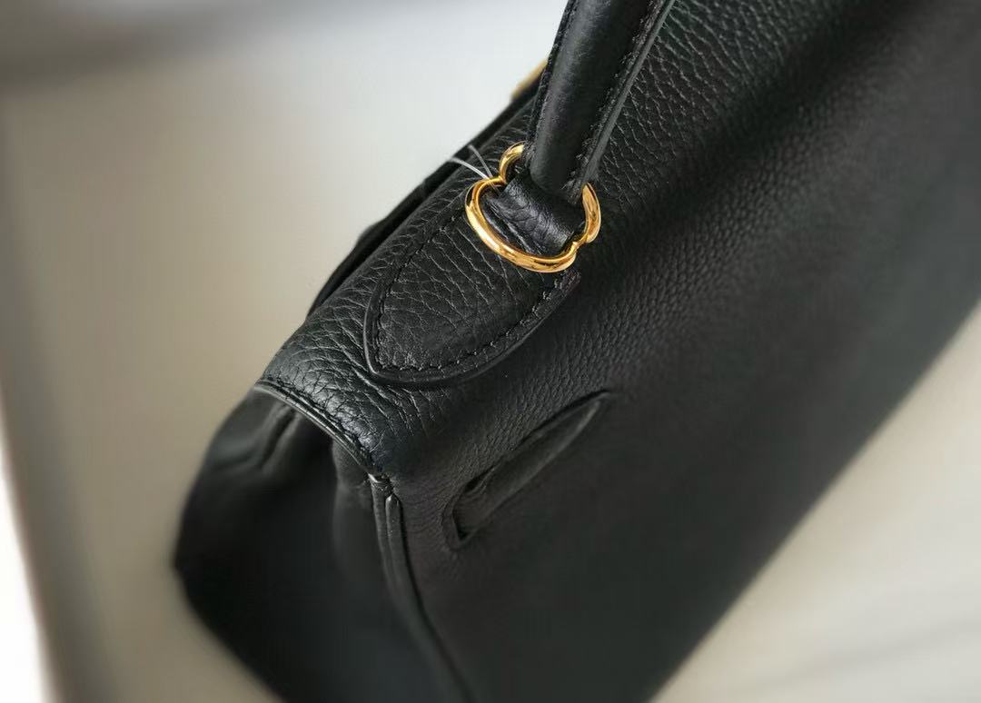 SAC KELLY HM 28 EN CUIR TOGO NOIR AVEC FERMETURE DORÉE