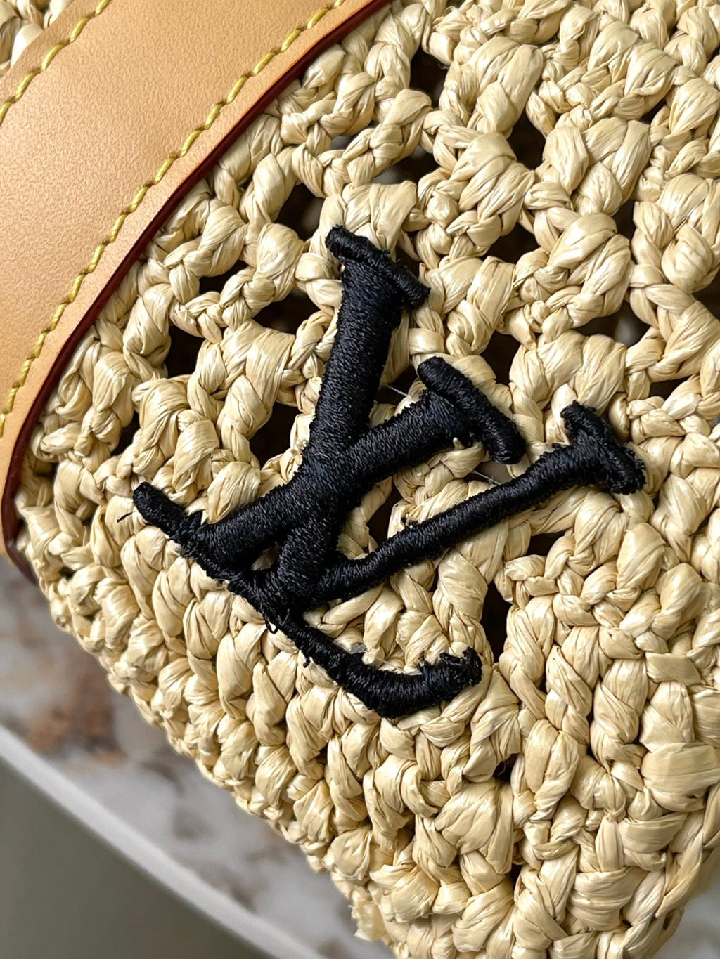 KEEPALL BANDOULIÈRE 25 EN RAFFIA CROCHÉ BEIGE ET GARNITURE EN CUIR DE VEAU