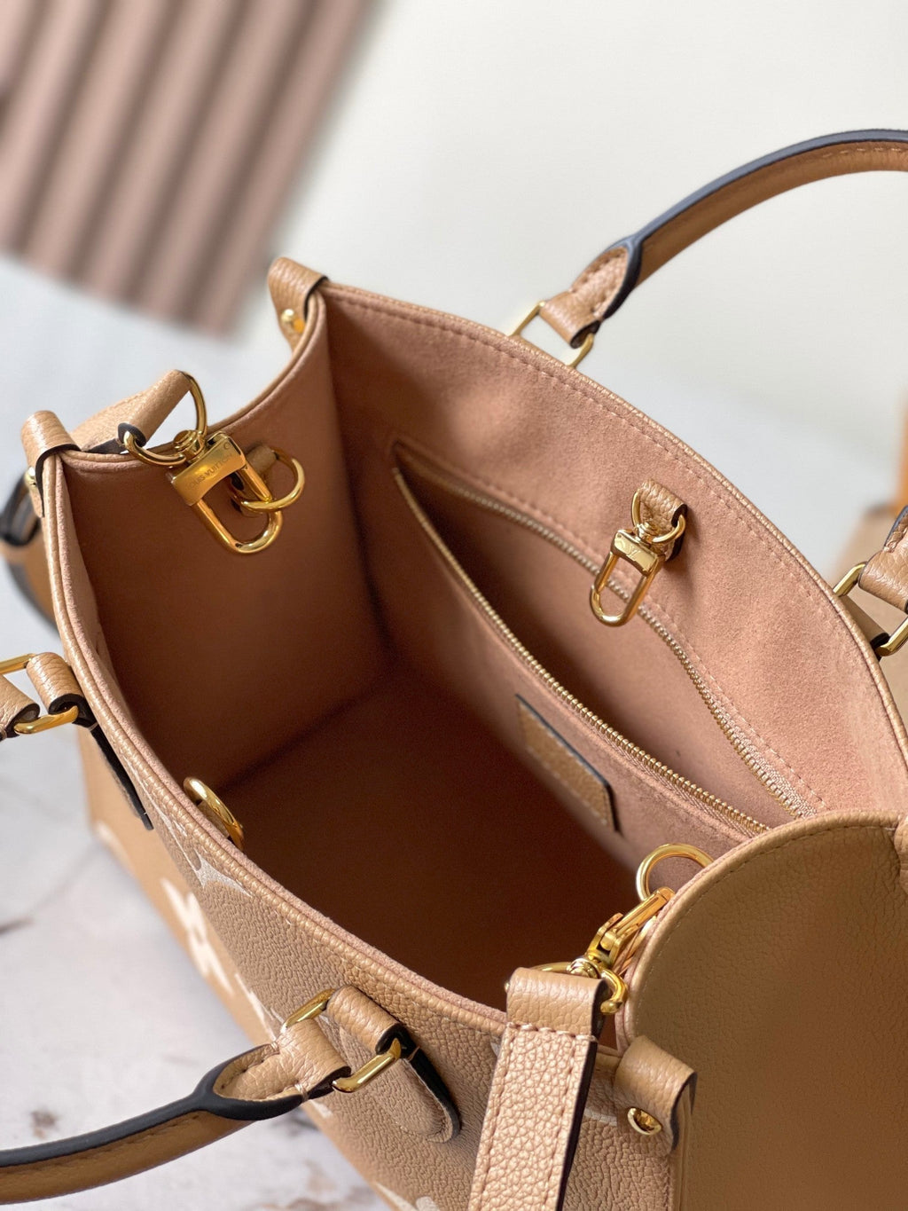 ONTHEGO PM 25 EN CUIR IMPRIMÉ MONOGRAMME MILK TEA