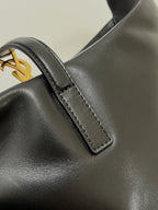 LE 5 À 7 SAC 24 HOBO EN CUIR DE VEAU BRILLANT NOIR