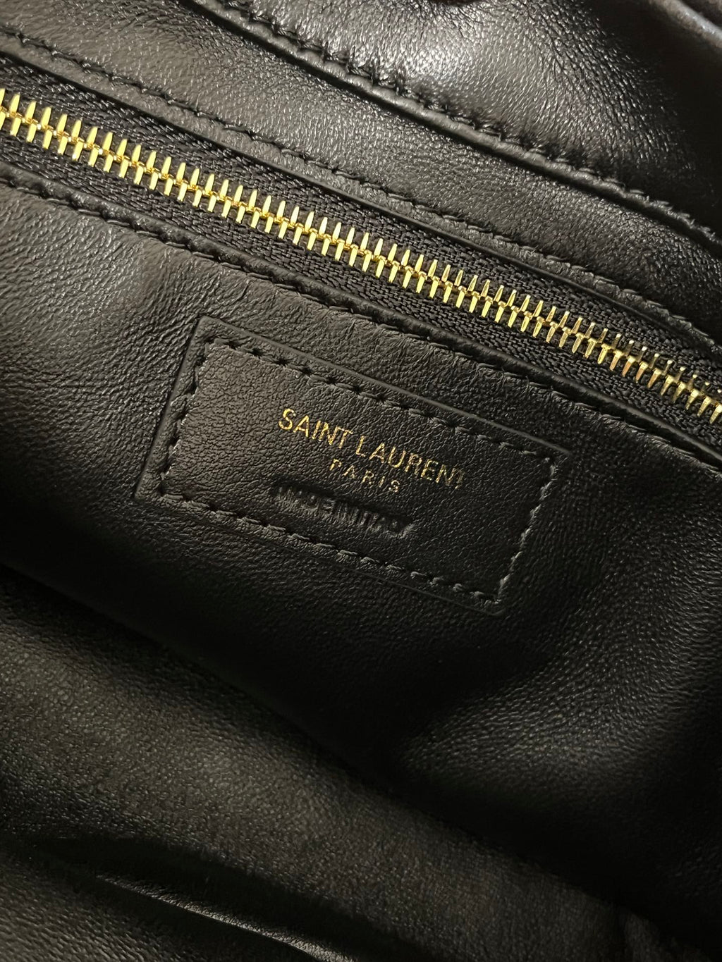 LE 5 À 7 SAC 24 HOBO EN CUIR DE VEAU BRILLANT NOIR