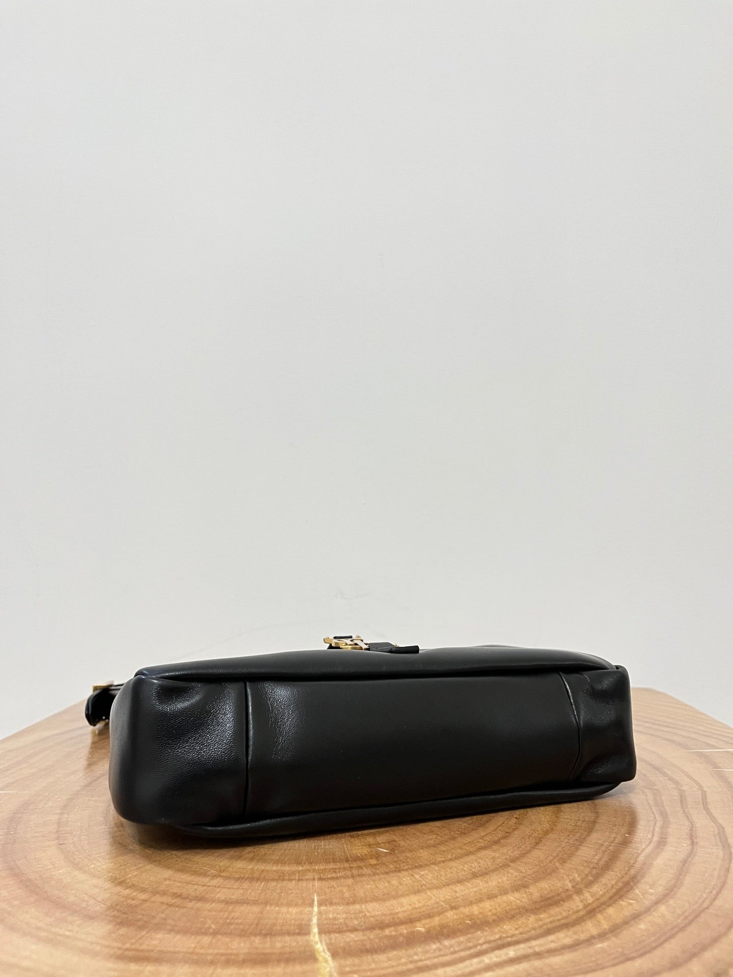 LE 5 À 7 SAC 24 HOBO EN CUIR DE VEAU BRILLANT NOIR