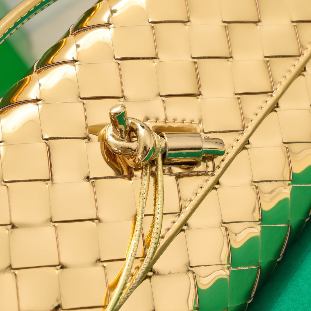 BV Pochette Longue Andiamo 31 Cuir Métallisé Doré Ghw 