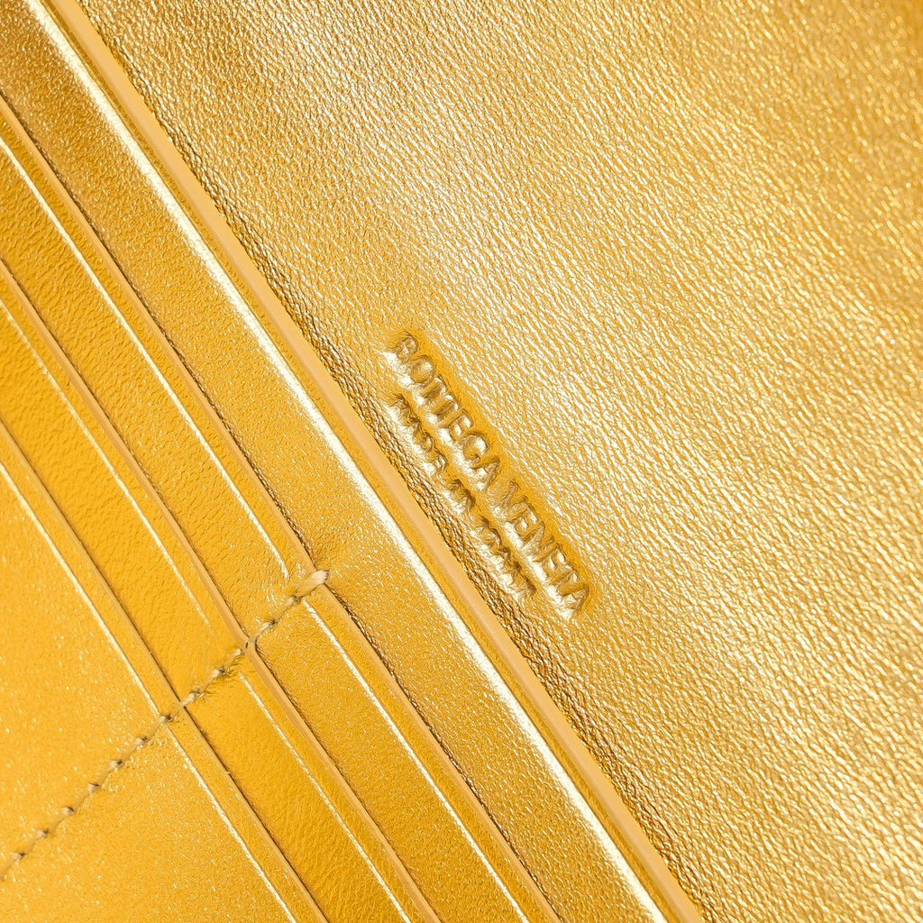 BV Pochette Longue Andiamo 31 Cuir Métallisé Doré Ghw 