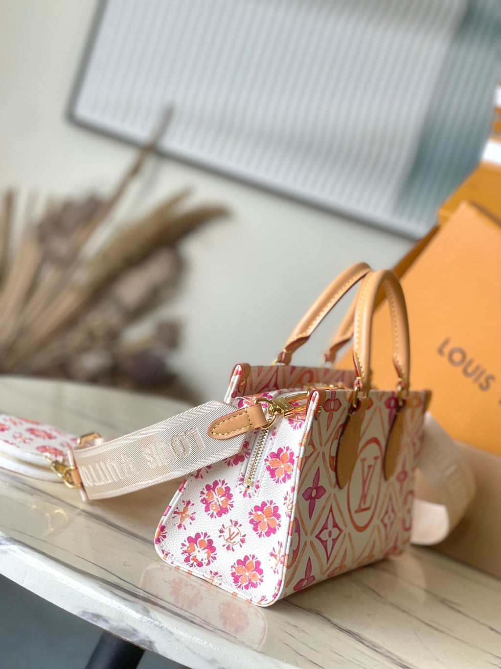 オンザゴー イースト ウエスト 25インチ コーラル モノグラム タイル キャンバス