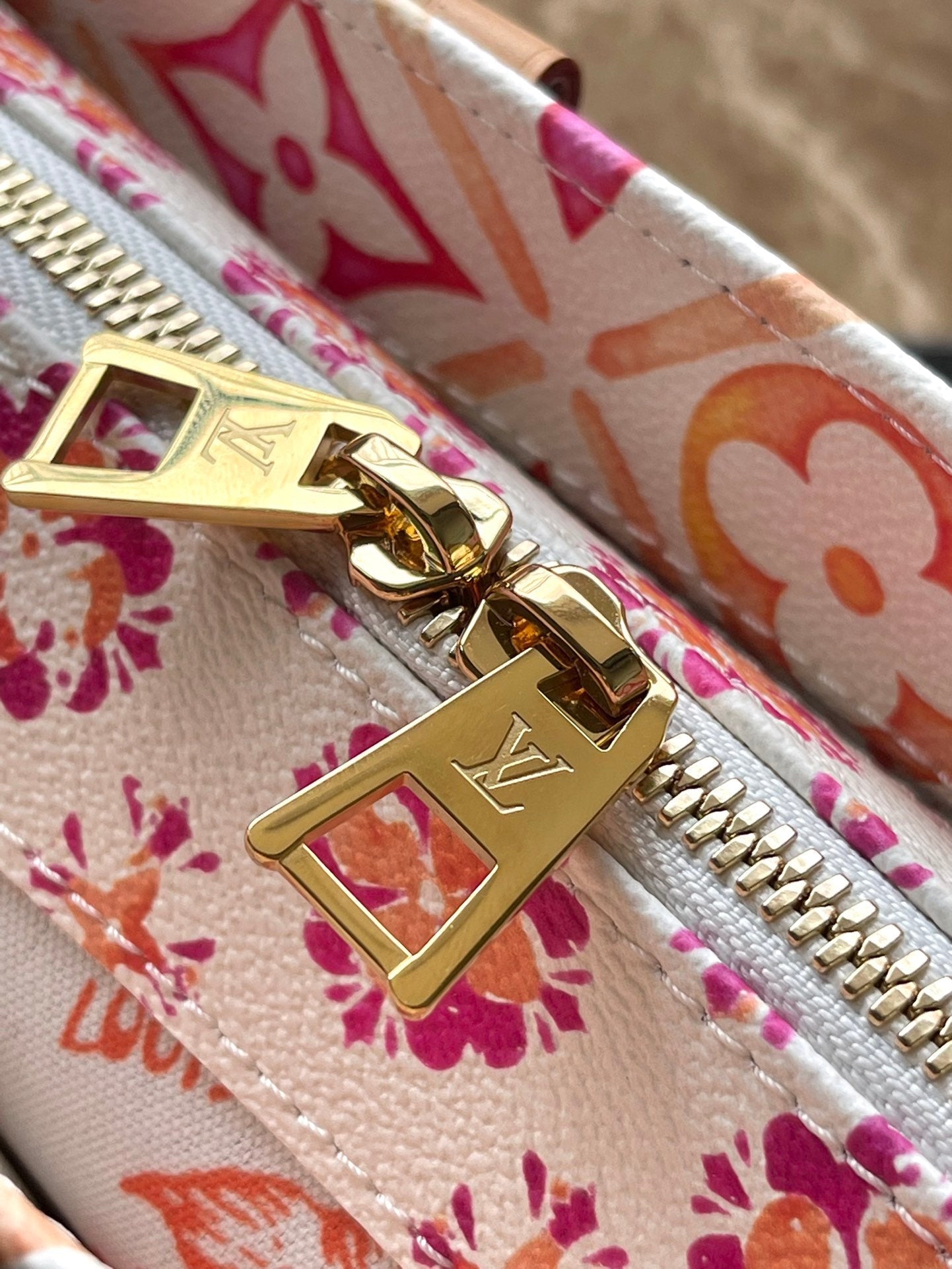 オンザゴー イースト ウエスト 25インチ コーラル モノグラム タイル キャンバス