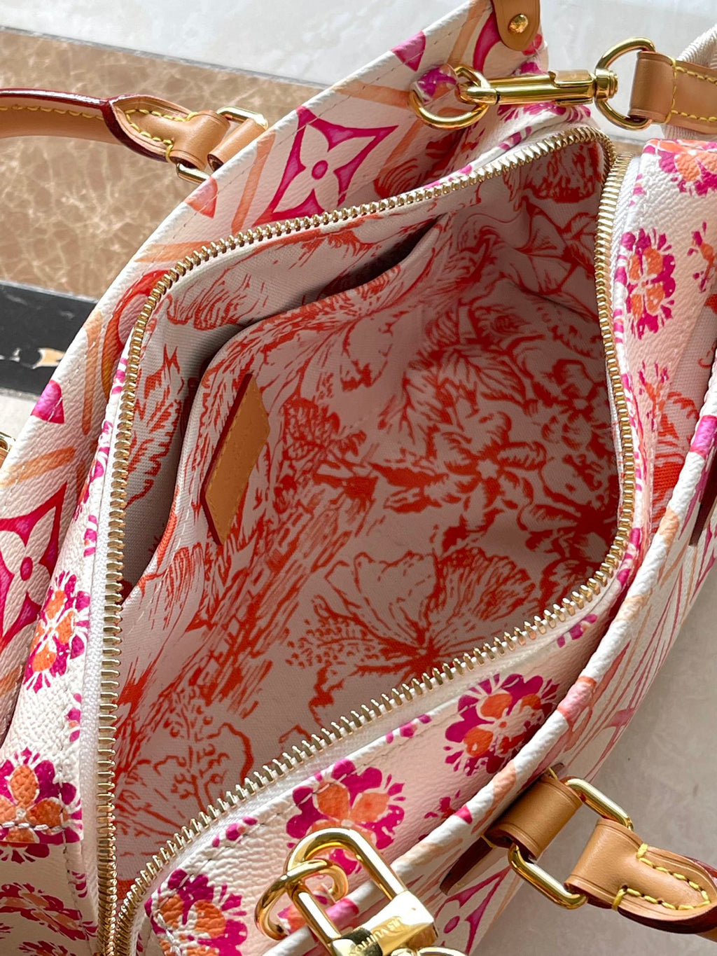 オンザゴー イースト ウエスト 25インチ コーラル モノグラム タイル キャンバス