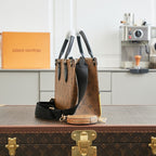 TOILE MONOGRAMME ONTHEGO PM 25 MARRON EN FORME DE CANARD