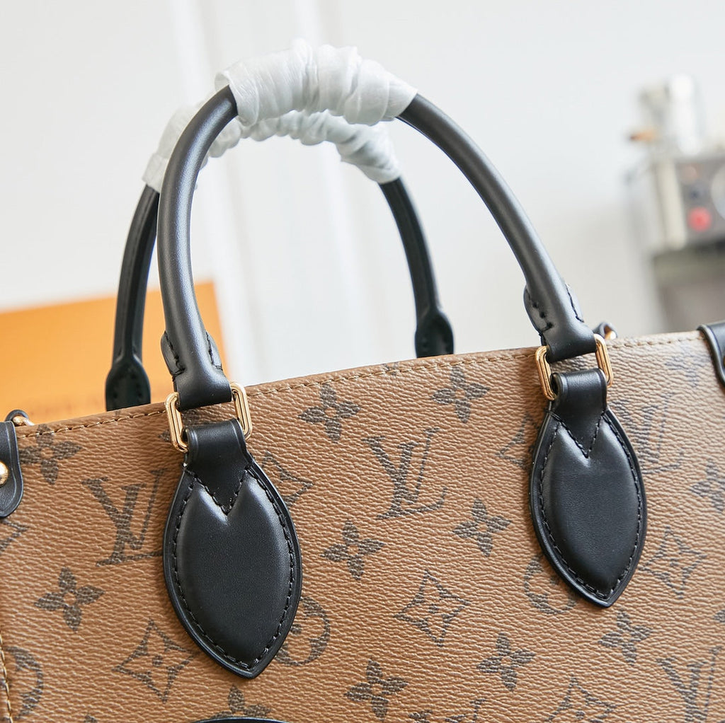 TOILE MONOGRAMME ONTHEGO PM 25 MARRON EN FORME DE CANARD