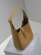 LE 5 À 7 PETIT SOUPLE 23 PAIN DE VEAU BRUN CIDRE À MOTIFS LÉZARD EN GAUFRAGE