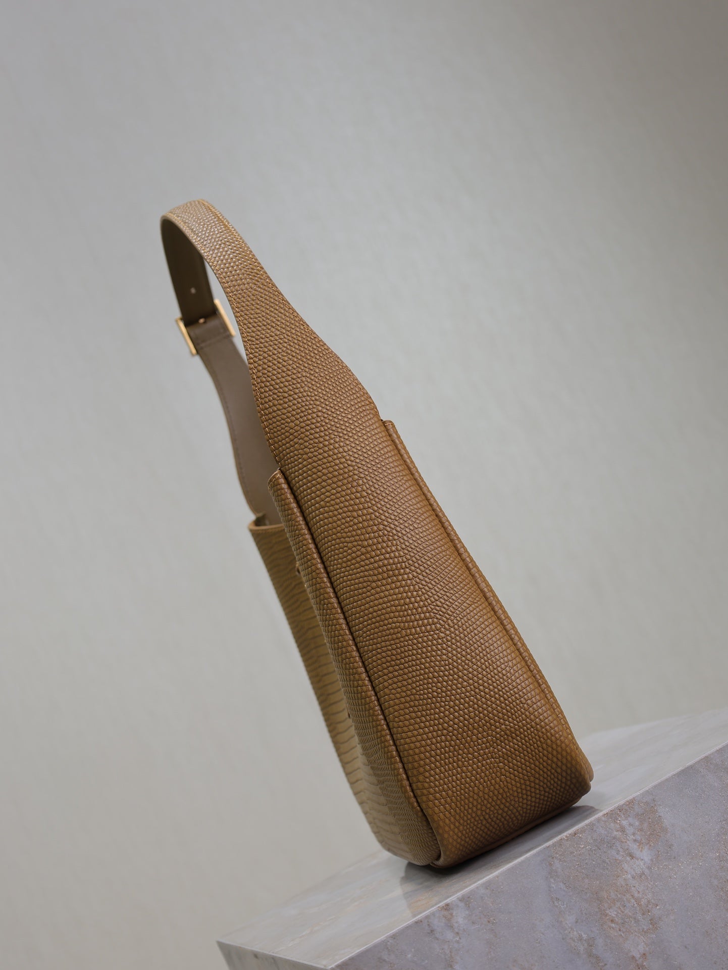 LE 5 À 7 PETIT SOUPLE 23 PAIN DE VEAU BRUN CIDRE À MOTIFS LÉZARD EN GAUFRAGE